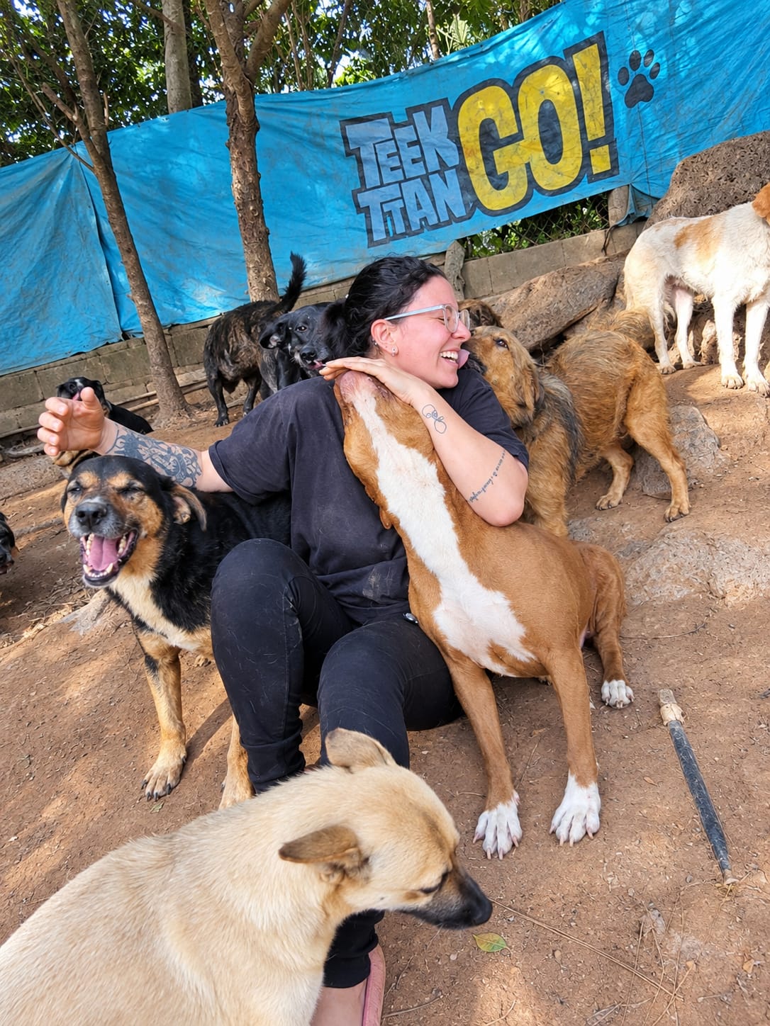 Veronica com os animais da Protetora por Amor